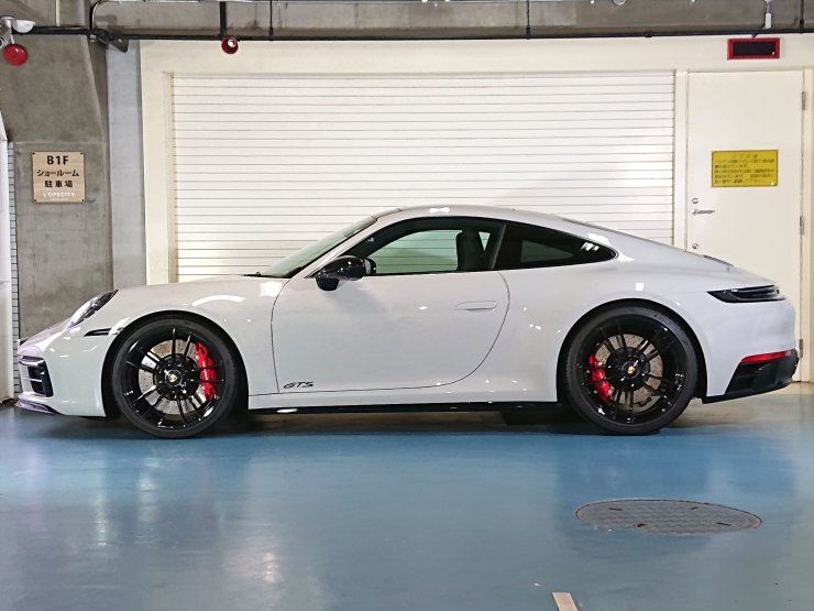 ポルシェ 911(Type992) カレラ GTS 7MT 有償色 電動ガラスサンルーフ