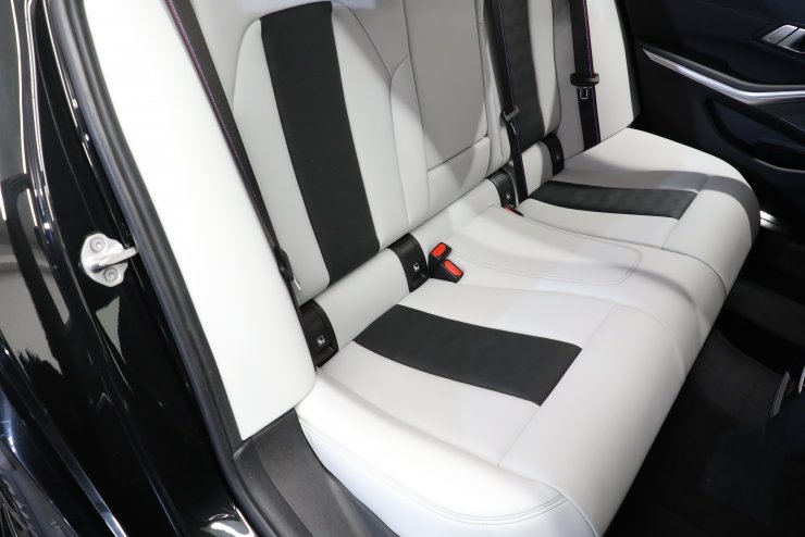 BMW M3 Competition M xDrive ツーリング シルバーストーン×黒革