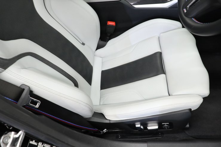 BMW M3 Competition M xDrive ツーリング シルバーストーン×黒革