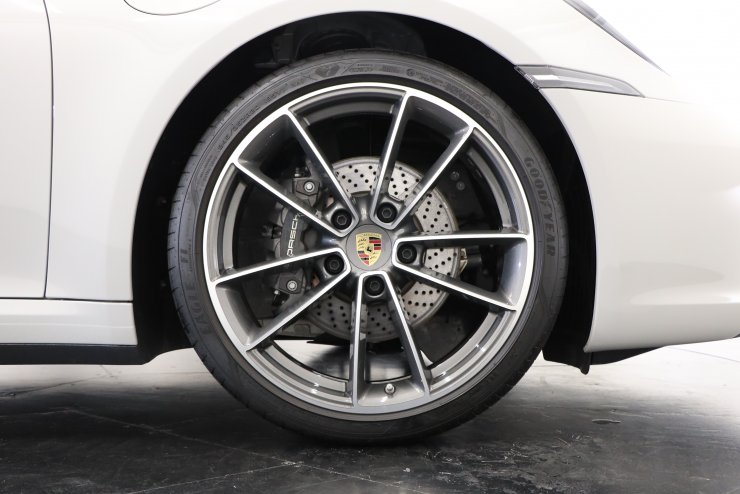 ポルシェ 911(Type992) カレラ PDK 有償色:クレヨン 純正20/21インチ