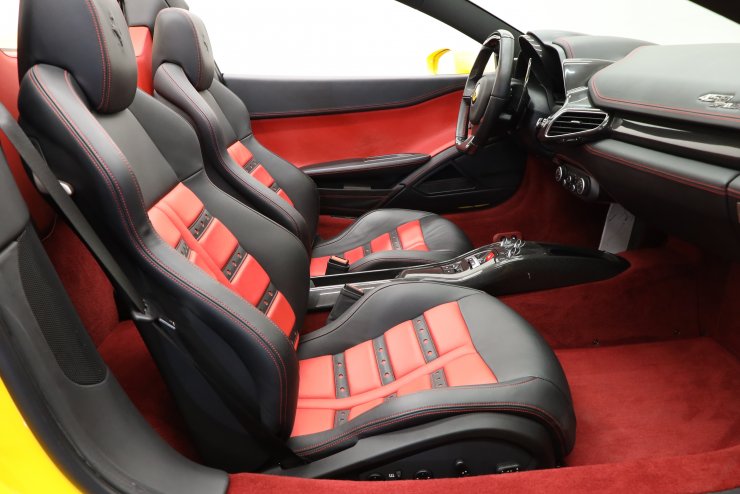 フェラーリ 458 スパイダー F1 DCT 正規D車 左H ブラック×レッド