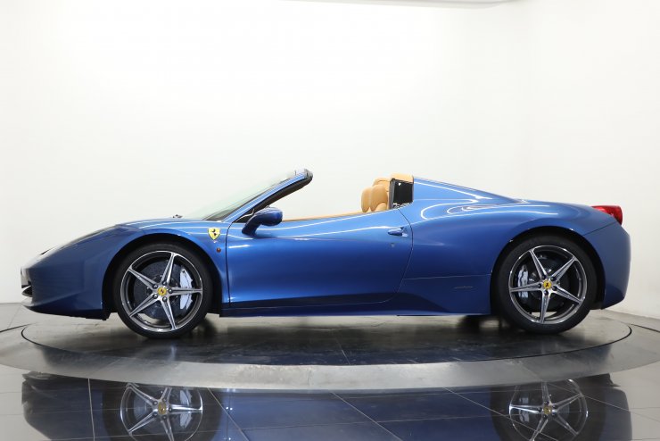 フェラーリ 458 スパイダー F1 DCT 正規D車 左H クオイオレザー