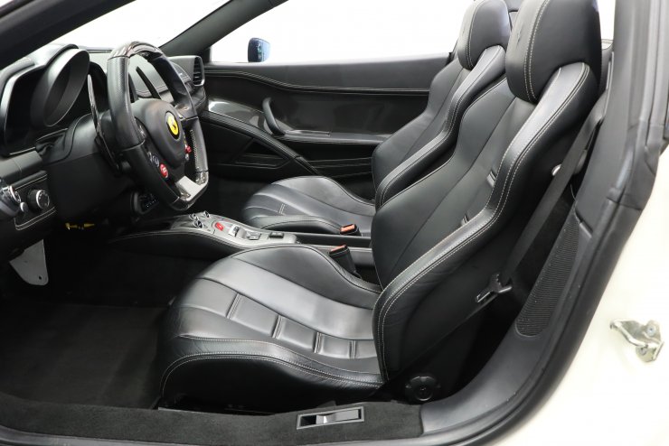 フェラーリ 458 スパイダー F1 DCT 左ハンドル カーボンLED