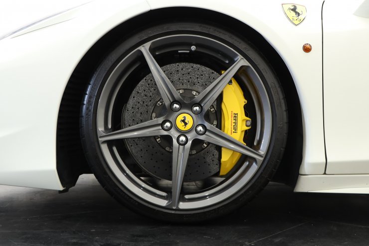 フェラーリ 458 スパイダー F1 DCT 左ハンドル カーボンLED