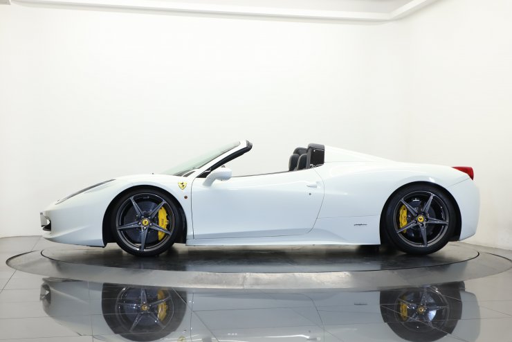 フェラーリ 458 スパイダー F1 DCT 左ハンドル カーボンLED
