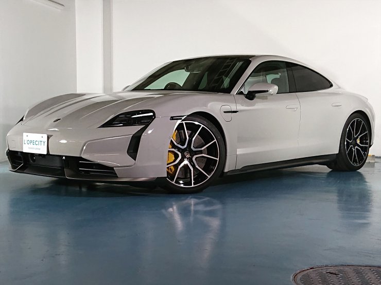 ポルシェ タイカン ターボS 現行モデル 走行約30km オプション総額約