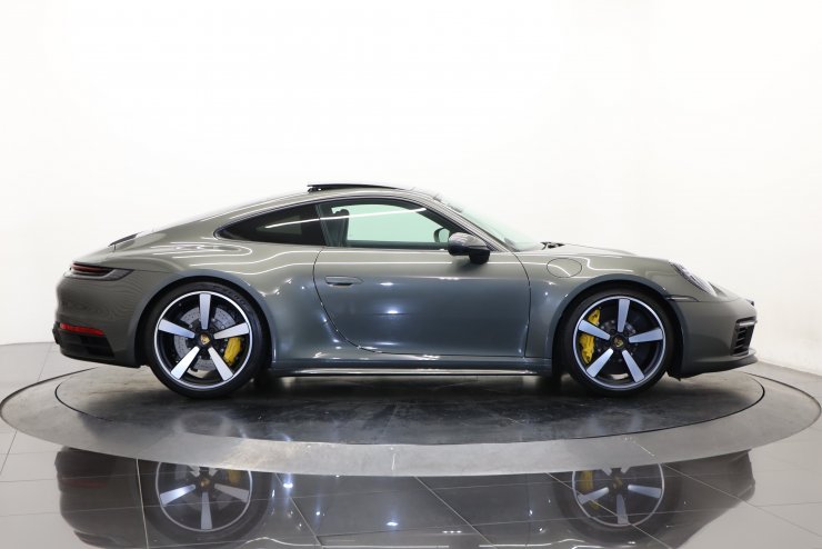 ポルシェ911？ ポルシェ 911(Type992) カレラS PDK オプションカラー：アベンチュリン