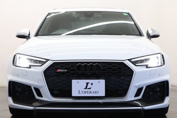 アウディ RS4アバント パノラマルーフ カーボンスタイリングパッケージ