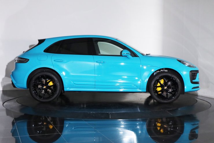 ポルシェ マカン PDK 有償色:マイアミブルー 純正21インチアルミ