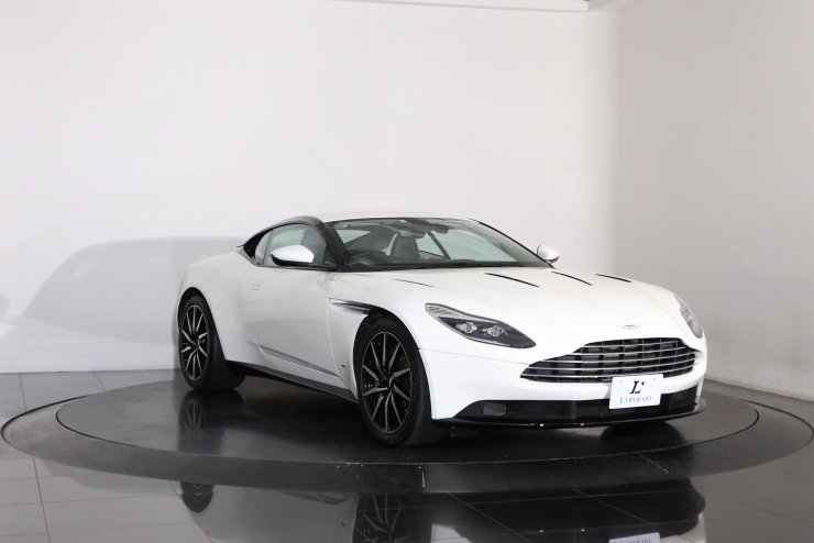 アストンマーティン DB11 V12 クーペ モーニングフロストホワイト（AML