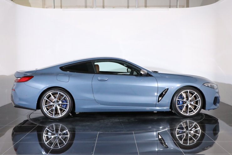 BMW 8シリーズ M850i xドライブ クーペ 有償色 茶×黒革 純正20インチ