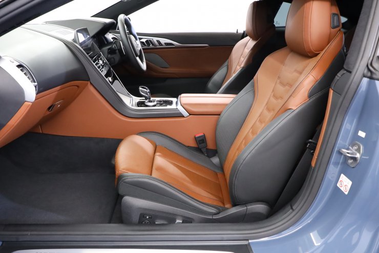 BMW 8シリーズ M850i xドライブ クーペ 有償色 茶×黒革 純正20インチ