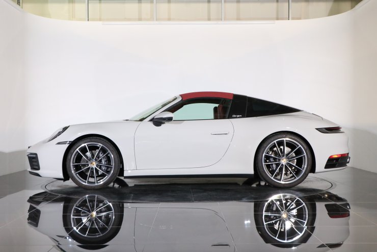 ポルシェ 911(Type992) タルガ4 PDK クレヨン/ボルドーレッド×ブラック