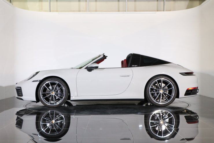 ポルシェ 911(Type992) タルガ4 PDK クレヨン/ボルドーレッド