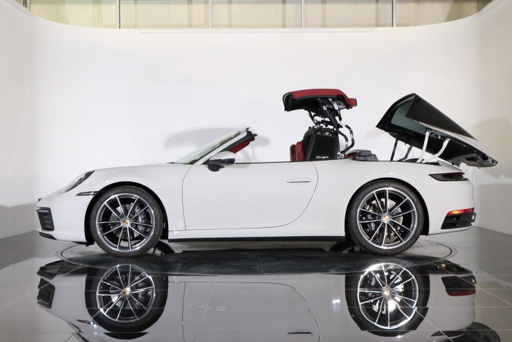 ポルシェ 911(Type992) タルガ4 PDK クレヨン/ボルドーレッド×ブラック