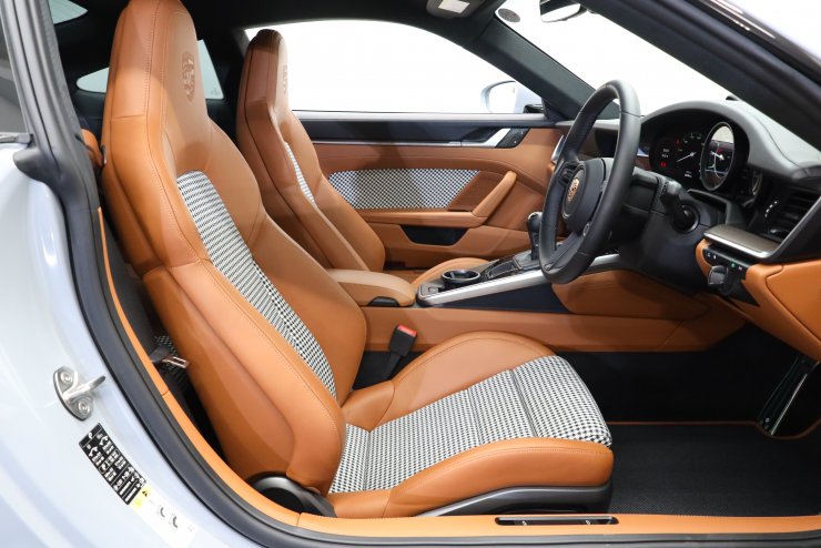 ポルシェ 911(Type992) スポーツクラシック 7MT 世界限定1250台 全面