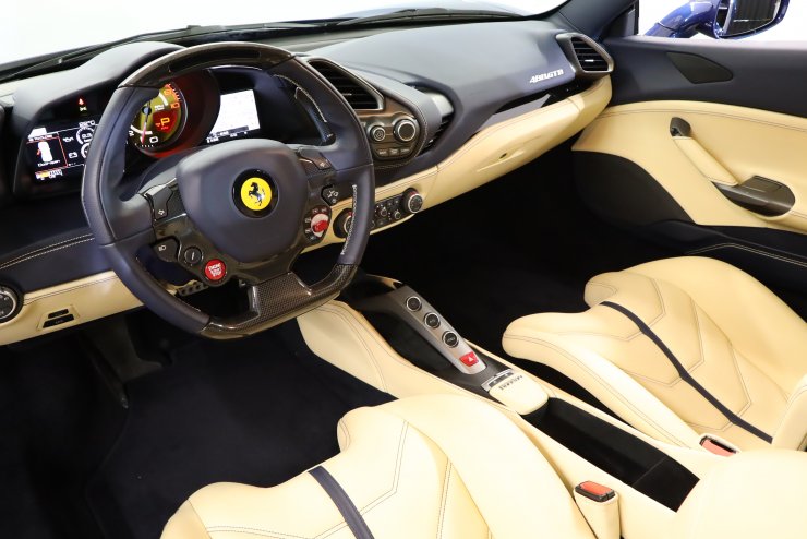 フェラーリ 488 GTB F1 DCT 正規ディーラー車 カーボンファイバー