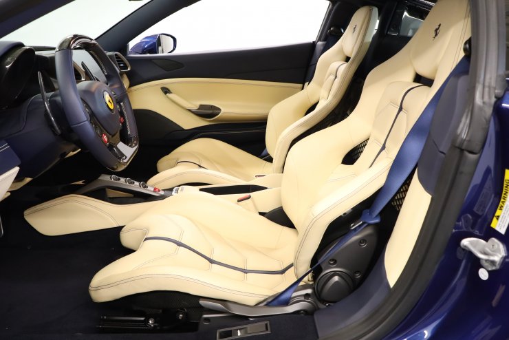 フェラーリ 488 GTB F1 DCT カーボンファイバードライバーゾーン