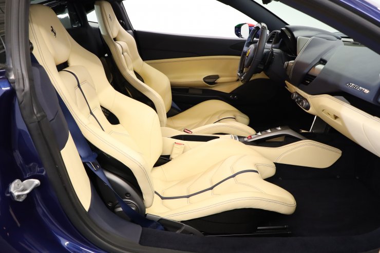 フェラーリ 488 GTB F1 DCT 正規ディーラー車 カーボンファイバー