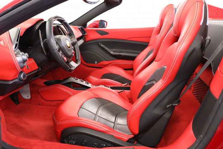 フェラーリ 488 スパイダー F1 DCT 特注カラー ロッソマラネロ