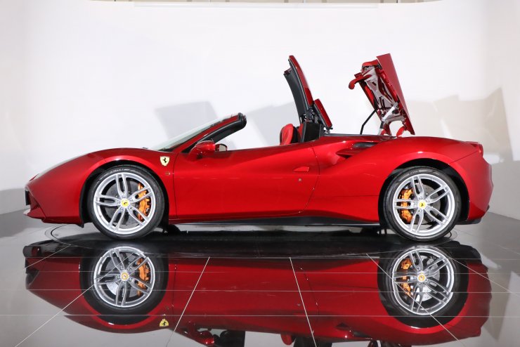 フェラーリ 488 スパイダー F1 DCT 特注カラー ロッソマラネロ