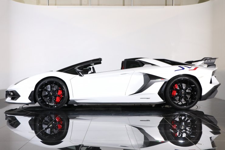 ランボルギーニ アヴェンタドール SVJ ロードスター 正規ディーラー車