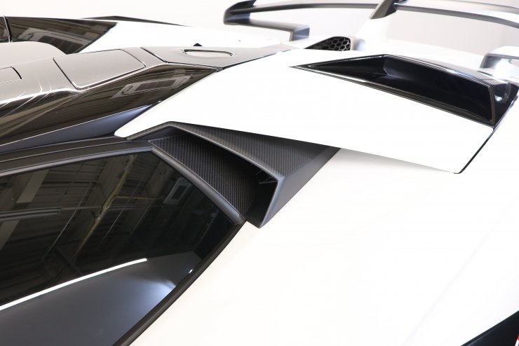 ランボルギーニ アヴェンタドール SVJ ロードスター 正規ディーラー車