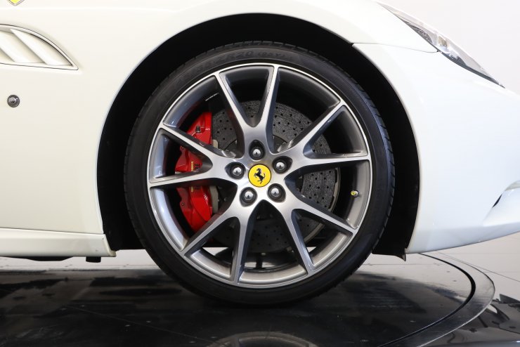 フェラーリ カリフォルニア 30 F1 DCT 正規ディーラー車 純正20インチ