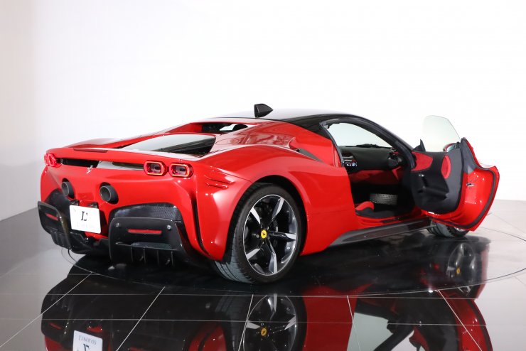 フェラーリ SF90 ストラダーレ F1 DCT 走行350km 正規D車 特注色