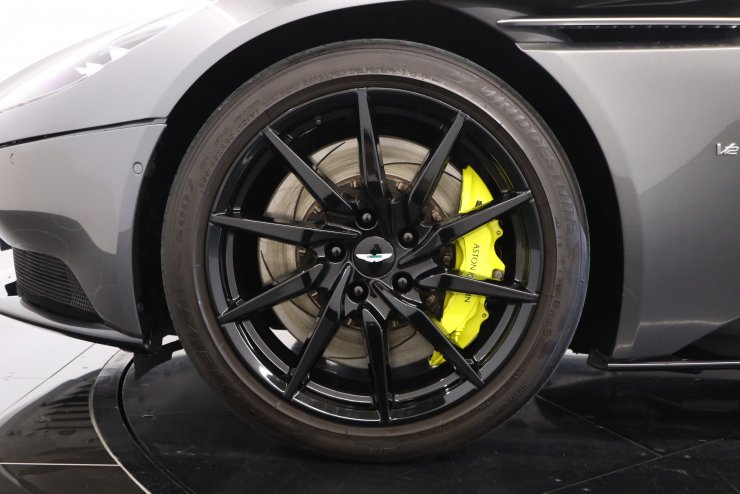 アストンマーティン DB11 Launch Edition 世界限定1000台 専用装備多数