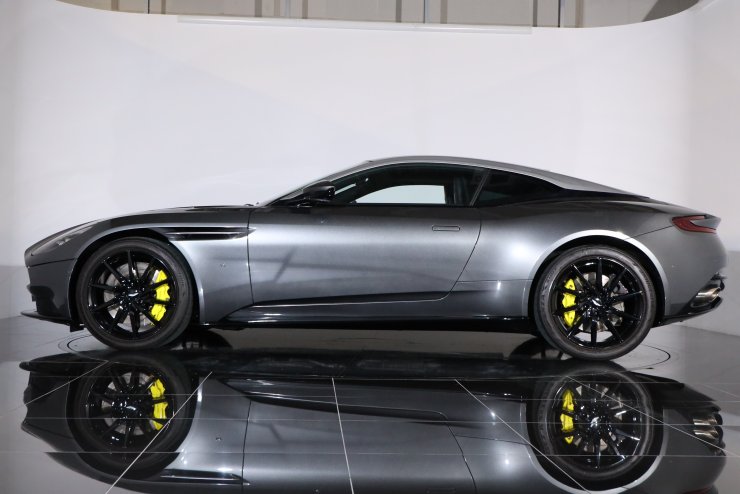アストンマーティン DB11 Launch Edition 世界限定1000台 専用装備多数