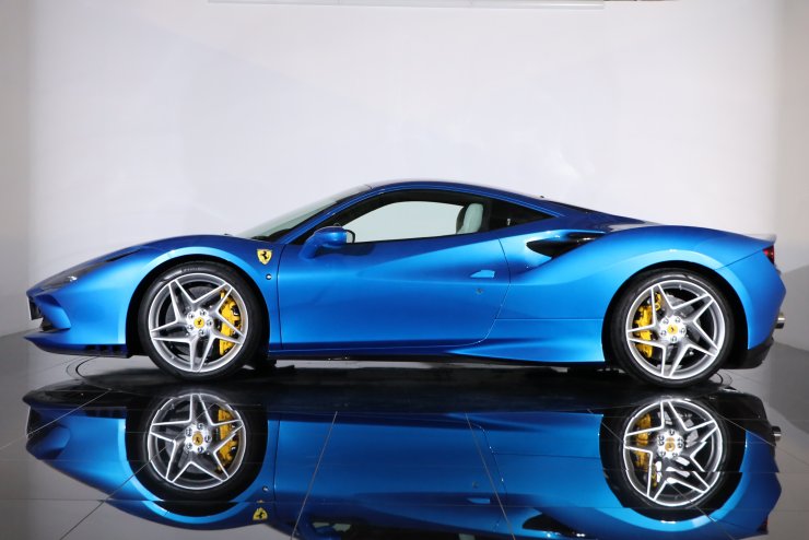 フェラーリ F8 トリブート F1 DCT 左ハンドル 特注カラー： ブルー