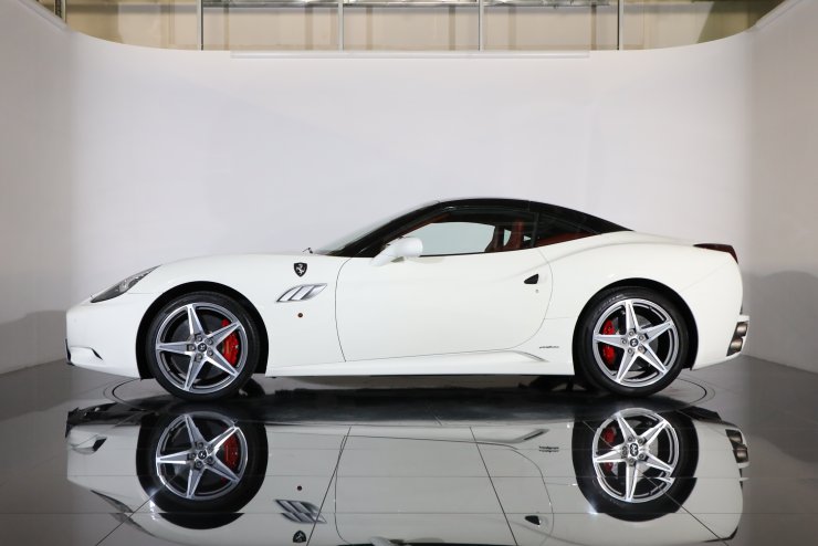 フェラーリ　カリフォルニア30 2012年モデル　ドアパネル フェラーリ カリフォルニア 30 ジャッポーネ F1 DCT 国内限定10台 左