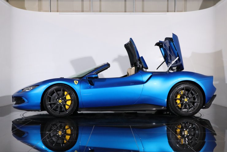 フェラーリ 296 GTS F1 DCT 走行900km 左ハンドル オプション総額約