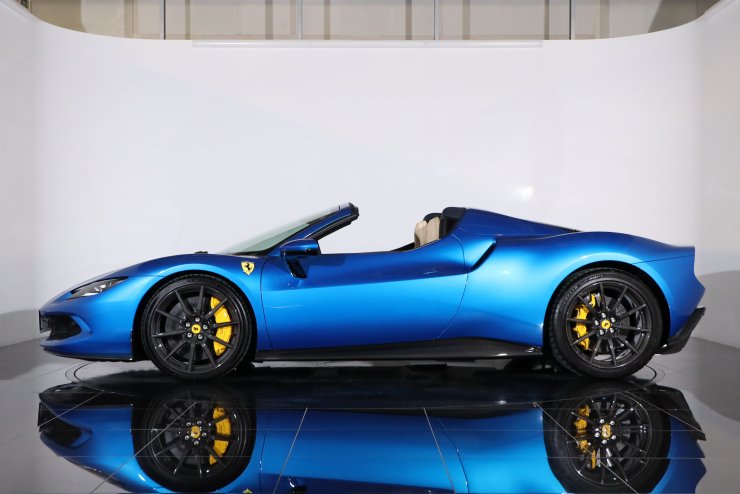 フェラーリ 296 GTS F1 DCT 走行900km 左ハンドル オプション総額約