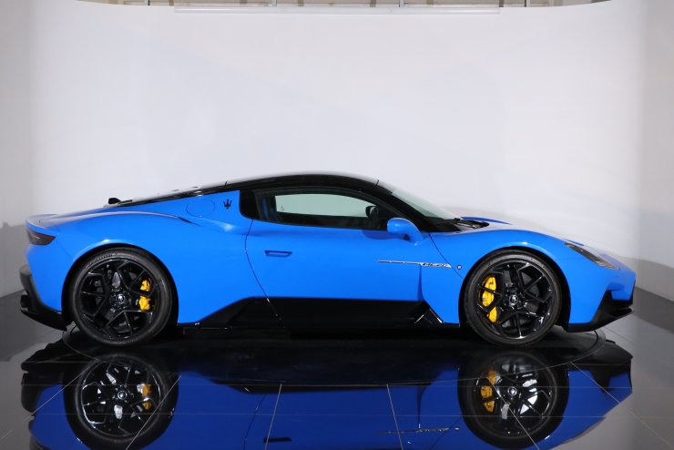 マセラティ MC20 走行距離300キロ 左ハンドル 有償カラー：ブルーイン