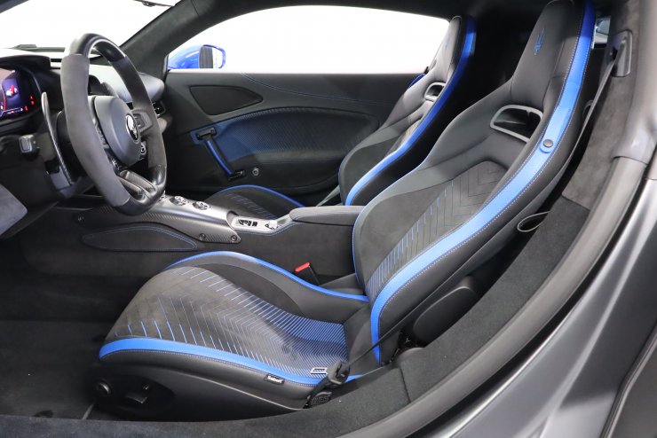 マセラティ MC20 走行距離300キロ 左ハンドル 有償カラー：ブルーイン