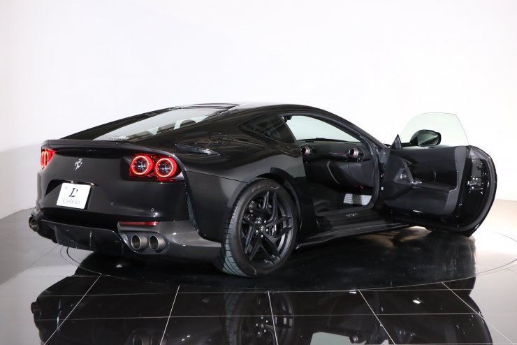 フェラーリ 812 スーパーファスト F1 DCT 【保証1年付帯車両】カーボン