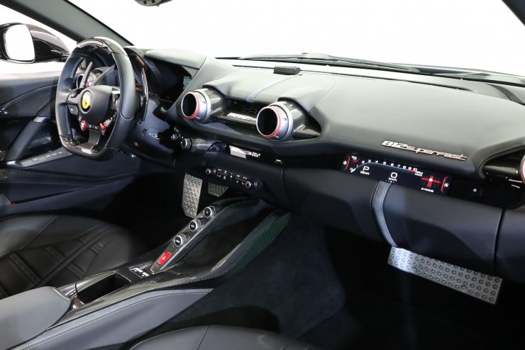 フェラーリ 812 スーパーファスト F1 DCT 【保証1年付帯車両】カーボン