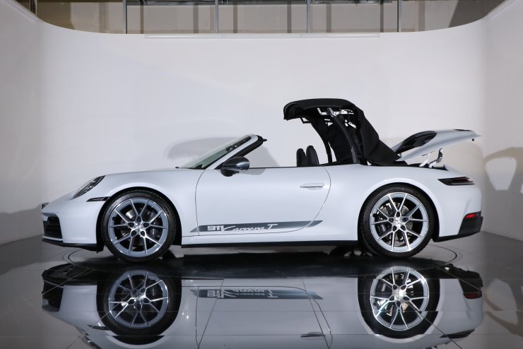 ポルシェ 911(Type992) カレラ T カブリオレ 6MT 1オーナー 走行500km