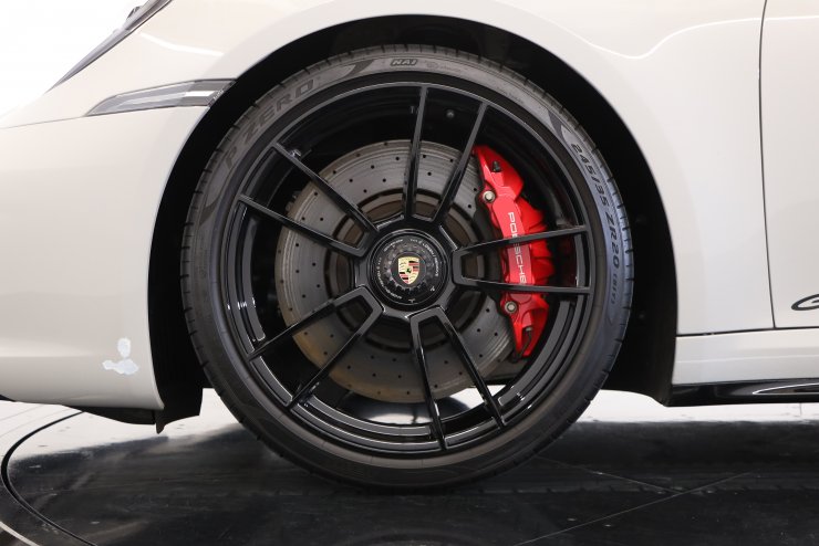 ポルシェ 911(Type992) カレラGTS PDK オプションカラー：クレヨン