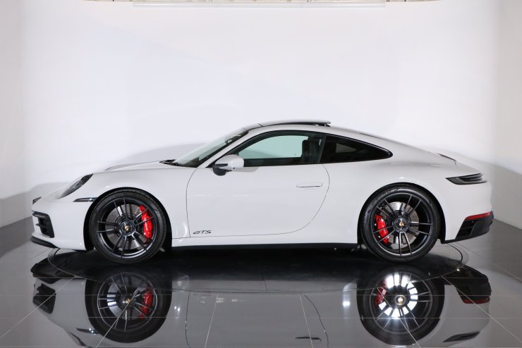 ポルシェ 911(Type992) カレラGTS 7MT 1オーナー 有償色 ガラス