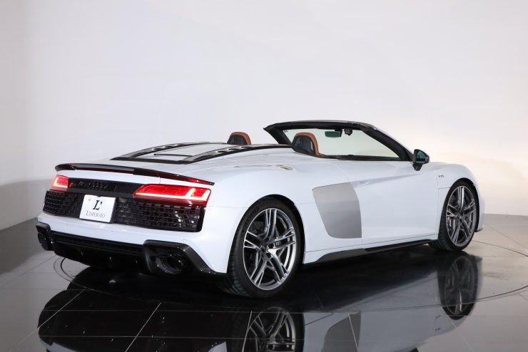 アウディ R8 スパイダー V10 パフォーマンス 5.2FSI クワトロ ブラウン