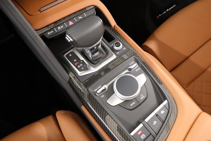 アウディ R8 スパイダー V10 パフォーマンス 5.2FSI クワトロ ブラウン