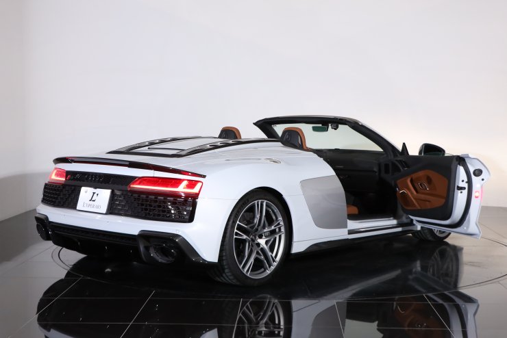 アウディ R8 スパイダー V10 パフォーマンス 5.2FSI クワトロ ブラウン