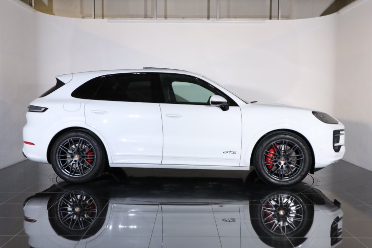 ポルシェ カイエン GTS Tip-S 1オーナー車 現行モデル スポーツクロノ