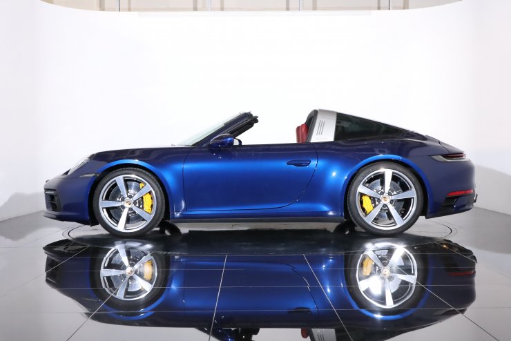 ポルシェ 911(Type992) タルガ4 PDK 左ハンドル OPカラー：ゲンチアン