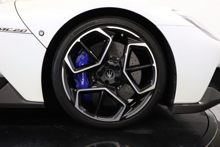 マセラティ MC20 有償マットカラー エクステリアカーボンPKG