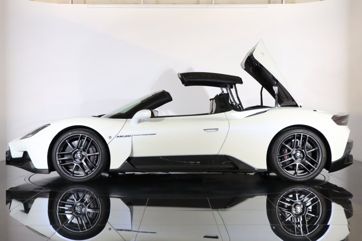 マセラティ MC20 チェロ 1オーナー オプション総額1270万円 左ハンドル