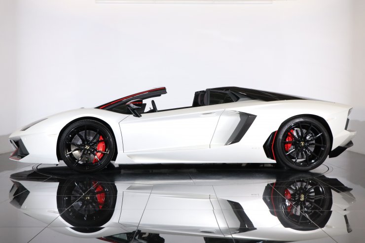 ランボルギーニ アヴェンタドール ロードスター LP700-4 Pirelli